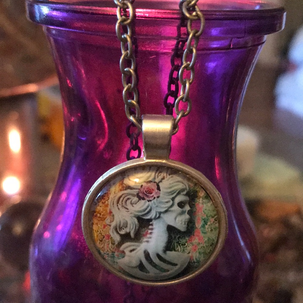 Fashion fun skull cameo